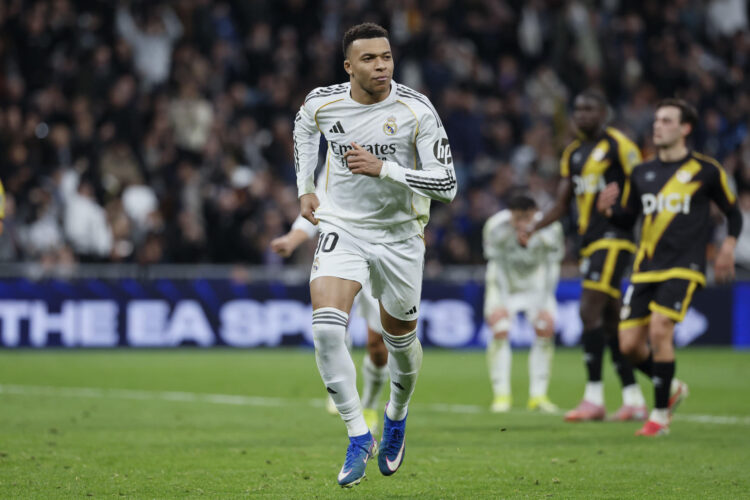 El delantero del Real Madrid Kylian Mbappé celebra tras marcar el 2-1 durante el partido de LaLiga que enfrentó al Real Madrid y al Rayo Vallecano, este domingo, en el Santiago Bernabéu. EFE/ Ballesteros