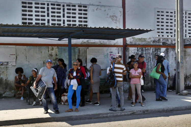 Personas esperan transporte público este martes, en La Habana (Cuba). Pequeñas empresas privadas cubanas confirmaron este jueves a EFE que ya han empezado a recibir en la isla combustible importado en medio del bloqueo petrolero de EE.UU. al país. EFE/ Ernesto Mastrascusa