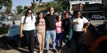 Familiares de presos políticos permanecen a la expectativa de liberaciones