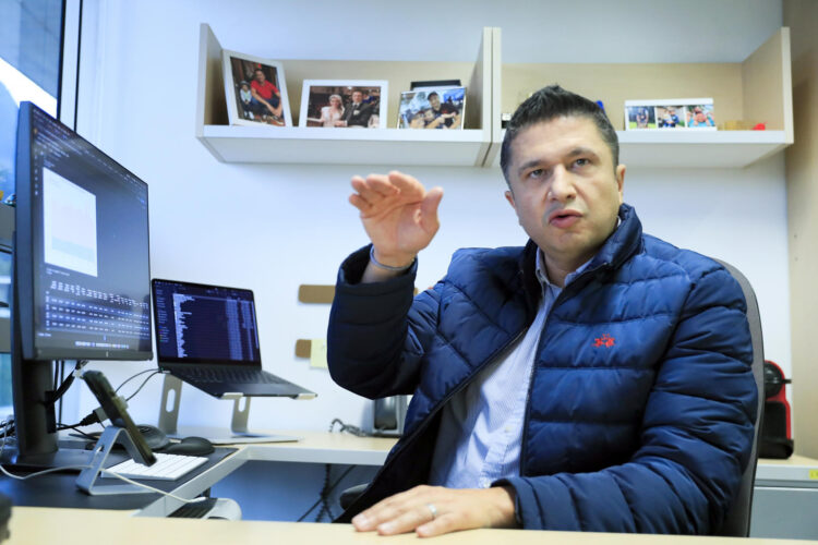 El profesor de la Universidad de los Andes Sergio Cabrales, habla durante una entrevista con EFE este jueves, en Bogotá (Colombia). EFE/ Carlos Ortega