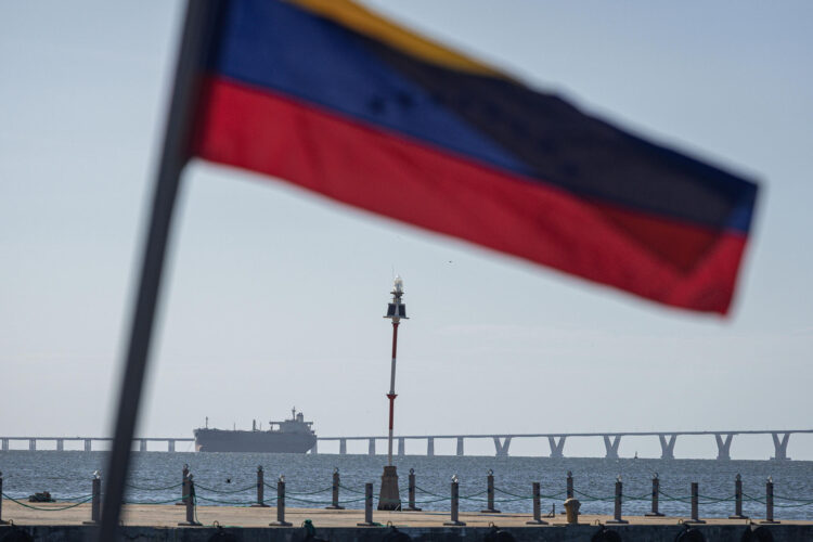 Fotografía de archivo un barco que transporta petroleo en Maracaibo (Venezuela). EFE/ Henry Chirinos