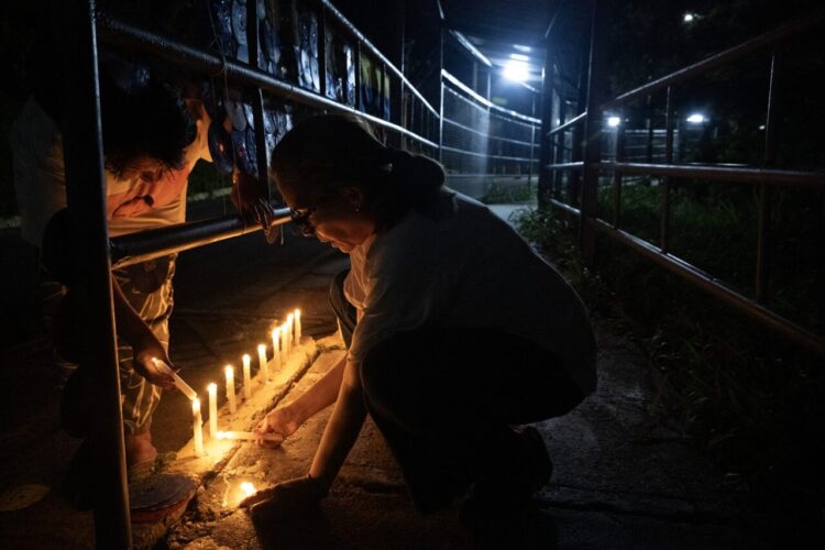 Familiares de los presos políticos en el Rodeo I exigen su liberación | Foto: Maryorin Méndez / AFP