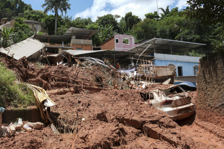 Fotografía que muestra una zona afectada por fuertes lluvias este miércoles, en el barrio 3 Moinhos, en Juiz de Fora (Brasil). EFE/ Andre Coelho