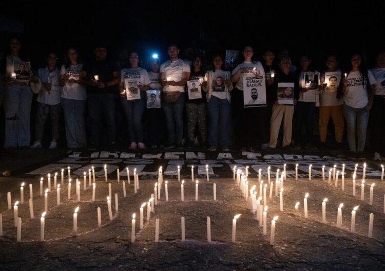 Familiares de presos políticos se mantienen en vigilia en Venezuela | Foto: Maryorin Méndez / AFP