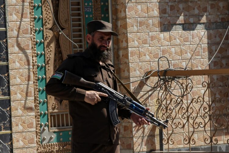 Un agente de seguridad talibán durante su turno el martes para vigilar un puesto de control en la ciudad afgana de Jalalabad.
EFE/EPA/SAMIULLAH POPAL