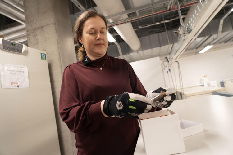 Tove Fall, profesora de Epidemiología Molecular en la Universidad de Uppsala e investigadora principal del estudio, sostiene unas muestras analizadas en el trabajo. Crédito: Universidad de Uppsala (Suecia)