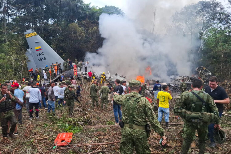 Integrantes de las Fuerzas Militares de Colombia, rescatistas y voluntarios realizan labores de rescate en Puerto Leguizamo (Colombia). EFE/ Miputumayo.com.co