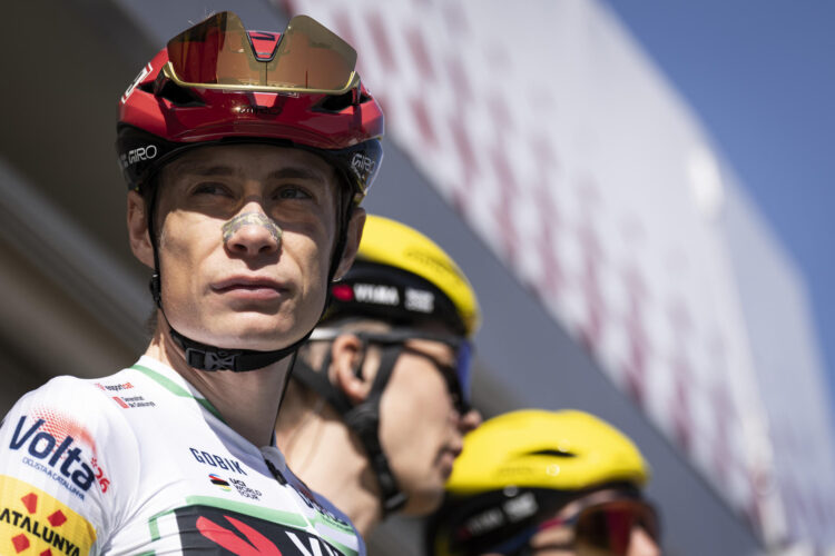 El danés Jonas Vingegaard, campeón de la Volta a Catalunya, antes de la salida de la séptima y última etapa de esta prueba con un recorrido de 95,1 kilómetros con salida y meta en Barcelona. EFE/Siu Wu