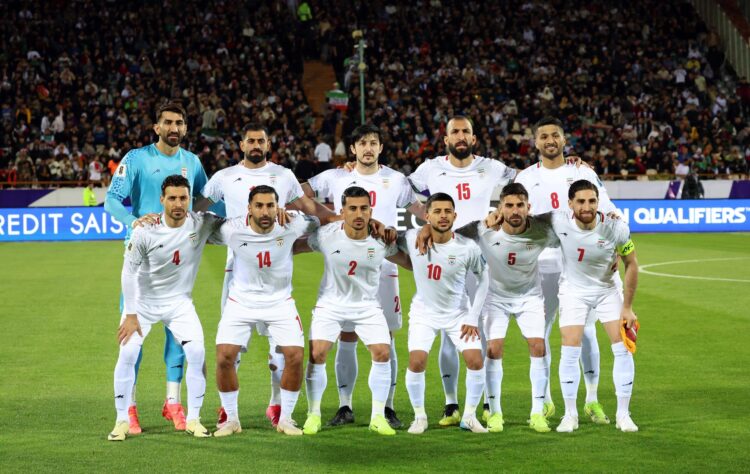 La selección masculina de Iran antes de jugar un partido de clasificación para el Mundial 2026, contra Emiratos Arabes Unidos, el 20 de marzo de 2025, en Teherán. EFE/EPA/ABEDIN TAHERKENAREH