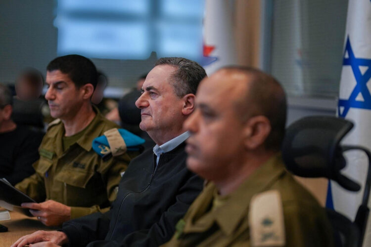 El ministro de Defensa israelí, Israel Katz (c), quien este jueves anunció la muerte del comandante de la Fuerza Naval de la Guardia Revolucionaria iraní y responsable del cierre del estrecho de Ormuz, el general Alireza Tangsiri. EFE/ Ministerio de Defensa de Israel -