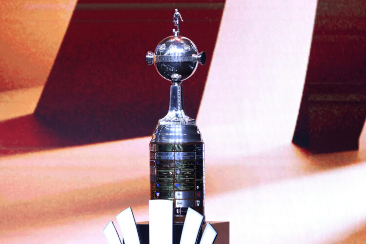 Fotografía del trofeo de la Copa Libertadores durante el sorteo de la fase de grupos de la edición de 2026, este jueves en Luque (Paraguay). EFE/ Juan Pablo Pino