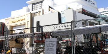El bulevar de Hollywood se transforma para recibir a los Óscar y su millonaria producción