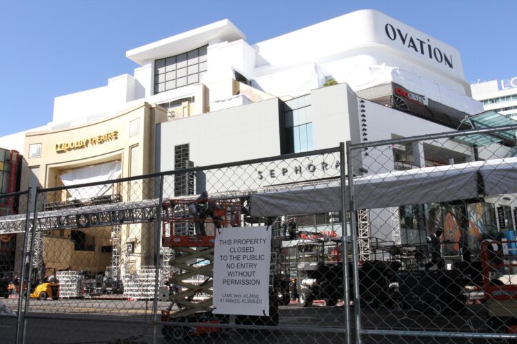Varios obreros trabajan en el bulevar Hollywood, alrededor del Teatro Dolby en Los Ángeles, California.EFE/Ana Milena Varón