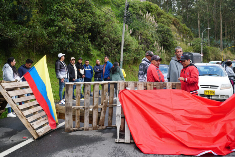 Fotografía del 11 de marzo de 2026 de gremios de comerciantes y transportistas que bloquean la carretera que cruza la frontera entre Colombia y Ecuador, en Ipiales (Colombia). EFE / Xavier Montalvo