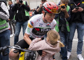 Vingegaard sigue los pasos de Pogacar en una Volta que refuerza al equipo de Iniesta