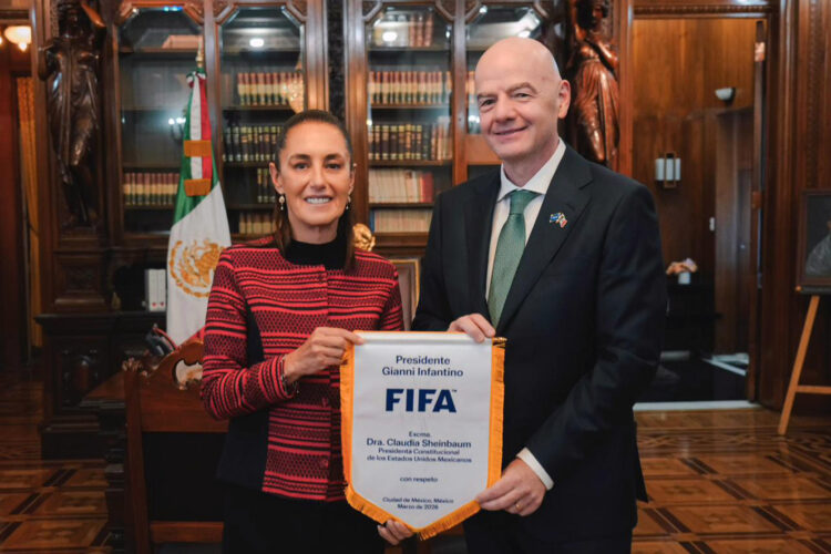 Fotografía cedida este lunes por la Presidencia de México, de la mandataria Claudia Sheinbaum (d) y el presidente de la FIFA Gianni Infantino, al término de una reunión en Palacio Nacional en Ciudad de México (México). EFE/Presidencia de México/SOLO USO EDITORIAL/NO VENTAS/SOLO DISPONIBLE PARA ILUSTRAR LA NOTICIA QUE ACOMPAÑA(CRÉDITO OBLIGATORIO) MEJOR CALIDAD POSIBLE