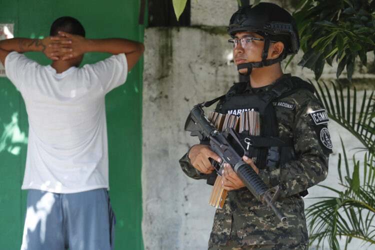 Fotografía de archivo de un integrante de la Marina Nacional participa en un operativoen Ilopango (El Salvador). EFE/ Rodrigo Sura