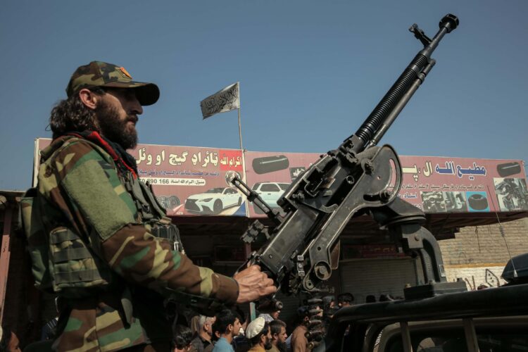 Un militar afgano en medio de los combates entre su país y Pakistán.
EFE/EPA/SAMIULLAH POPAL