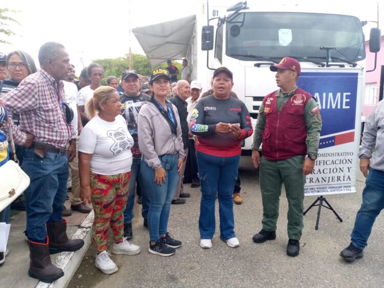 Alcaldesa Tagasy Reyes y funcionarios del Saime dando apertura a la jornada de cedulación.