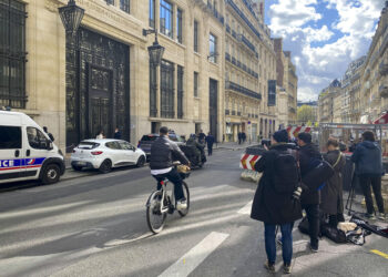 Francia ve «una conexión» con el atentado desarticulado en París y la guerra en O. Medio