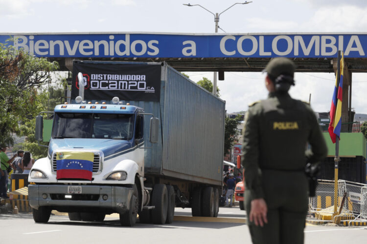 Fotografía de archivo del 26 de septiembre de 2022 que muestra un camión cruzando el puente Simón Bolívar desde Colombia hacia Venezuela durante un acto de reapertura de la frontera entre los dos países en Cúcuta (Colombia). EFE/ Carlos Ortega