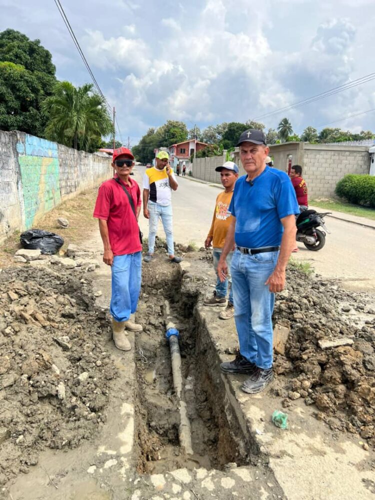 Trabajos en la red de tuberías para que no haya más
 botes de agua en las calles.