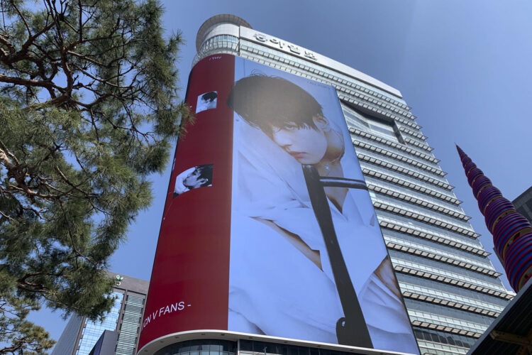SEÚL (Corea del Sur), 21/03/2026.- Una pantalla gigante muestra la foto de un integrante de la superbanda de K-pop BTS antes de su concierto de este sábado en la plaza de Gwanghwamun, en el centro de Seúl. La superbanda de K-pop BTS celebra este sábado su primer concierto desde 2022, en el corazón de la capital surcoreana, en un evento en el que se espera una congregación de cientos de miles de fans frente a la escenario y alrededores. EFE/Ruy A. Valdés