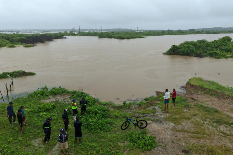 Fotografía aérea que muestra a personas observando las inundaciones en la localidad de Chanduy en Santa Elena (Ecuador). EFE/ Gerardo Menoscal