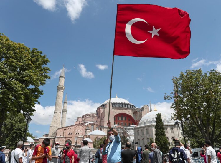 FOTO ARCHIVO. Un hombre porta una bandera turca frente a Santa Sofía. EFE/EPA/SEDAT SUNA
