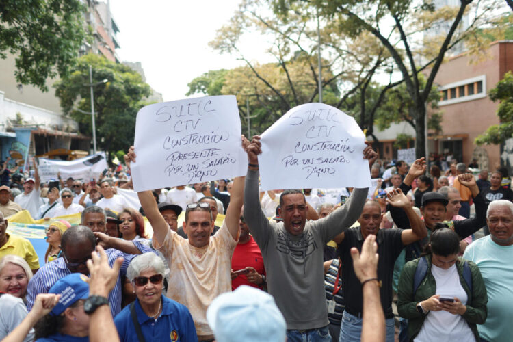 Personas se manifiestan durante una protesta por el salario y las pensiones este jueves, en Caracas (Venezuela). Foto: EFE/ Miguel Gutierrez
