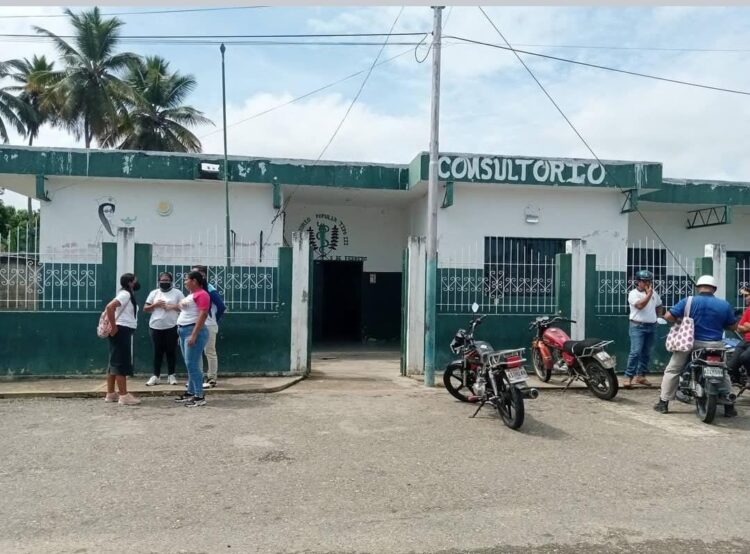 Familiares de los estudiantes afectados en las afueras del Consultorio Popular del Tres de Febrero.