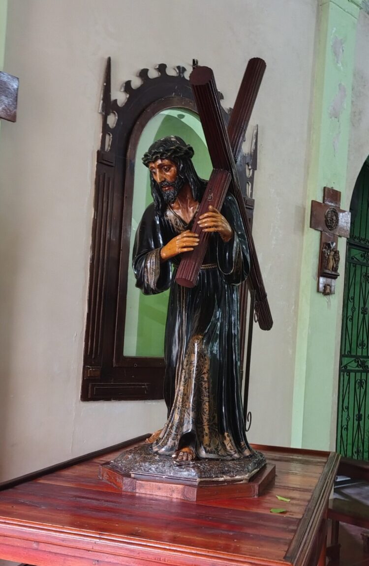 Con la cruz a cuestas.