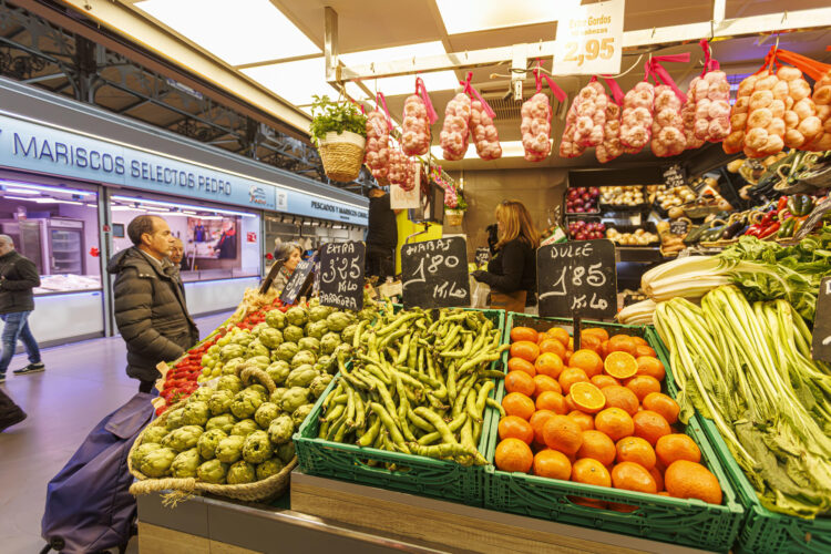 En la imagen de archivo un puesto de frutas y verduras en el mercado central de Zaragoza. EFE/Javier Belver