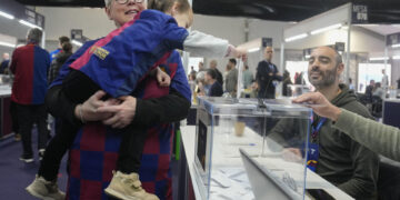 FC Barcelona | Casi 22.000 socios han votado a las 13:00 CET en una participación a ritmo de récord