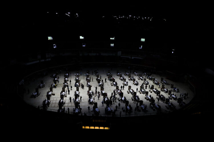Fotografía que muestra un centro de votación este domingo, en Cali (Colombia). EFE/ Ernesto Guzmán
