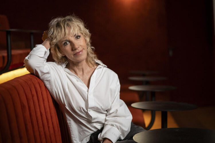 MADRID, 19/03/2026.- La cantante Ana Torroja posa durante una entrevista con EFE en la sala X de Madrid. Nunca antes se había implicado tan directamente en la composición y letras de un álbum como en 'Se ha acabado el show', del que habla con EFE y que incluye canciones como 'La maleta', en la que canta sobre el final de Mecano: "Eres un tatuaje que no cicatrizo, ese largo viaje acabó sin un adiós". EFE/ Fernando Villar