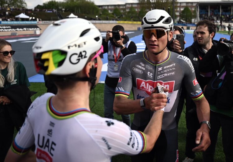 Mathieu van der Poel (D) saluda a Tadej Pogacar, tras la Paris-Roubaix del pasado año. EFE/EPA/Jeff PACHOUD