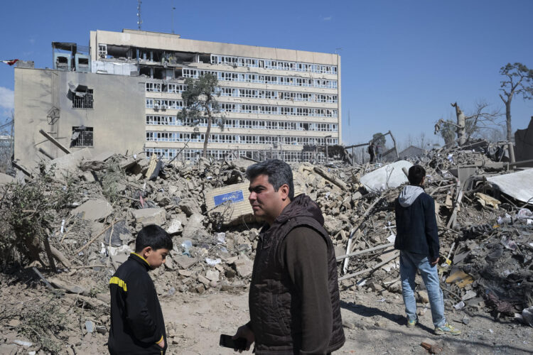 - Varias personas caminan cerca de una zona alcanzada por los bombardeos israelíes-estadounidenses en los alrededores del Gran bazar de Teherán. El Ejército israelí avisó de que atacará este martes la zona industrial Hakimiya en Teherán y el Aeropuerto Internacional de Payam en Karak, en el norte de Irán. EFE/ Jaime León