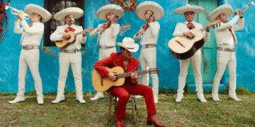 Mariachi de Guadalajara siente orgullo de ‘abrazar’ con Bruno Mars la cultura latina