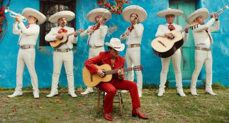 Captura de pantalla cedida por Atlantic Records donde aparece el cantante Bruno Mars junto con la banda el Mariachi Los Criollos de Guadalajara en el video 'Risk It All', la canción que abre y lidera su álbum 'The Romantic'. "Con mariposas en el estómago y un gran orgullo". EFE/Atlantic Records