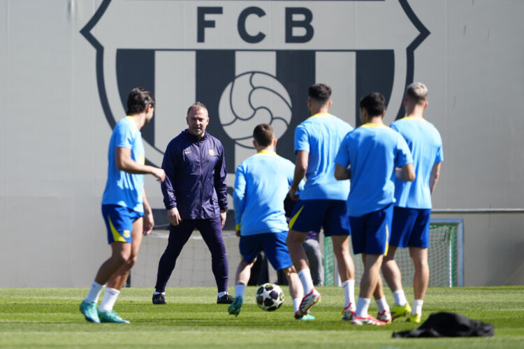 El entrenador del FC Barcelona, Hansi Flick, durante el entrenamiento realizado en la ciudad deportiva Joan Gamper para preparar el partido de vuelta de los octavos de final de la Liga de campeones ante el Newcastle. EFE/Alejandro García