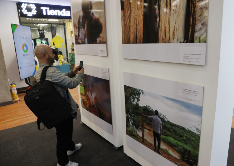 Un hombre toma una fotografía durante la exposición fotográfica 'Atrapados en sus territorio' este 24 de marzo de 2026, en Bogotá (Colombia). EFE/ Mauricio Dueñas Castañeda