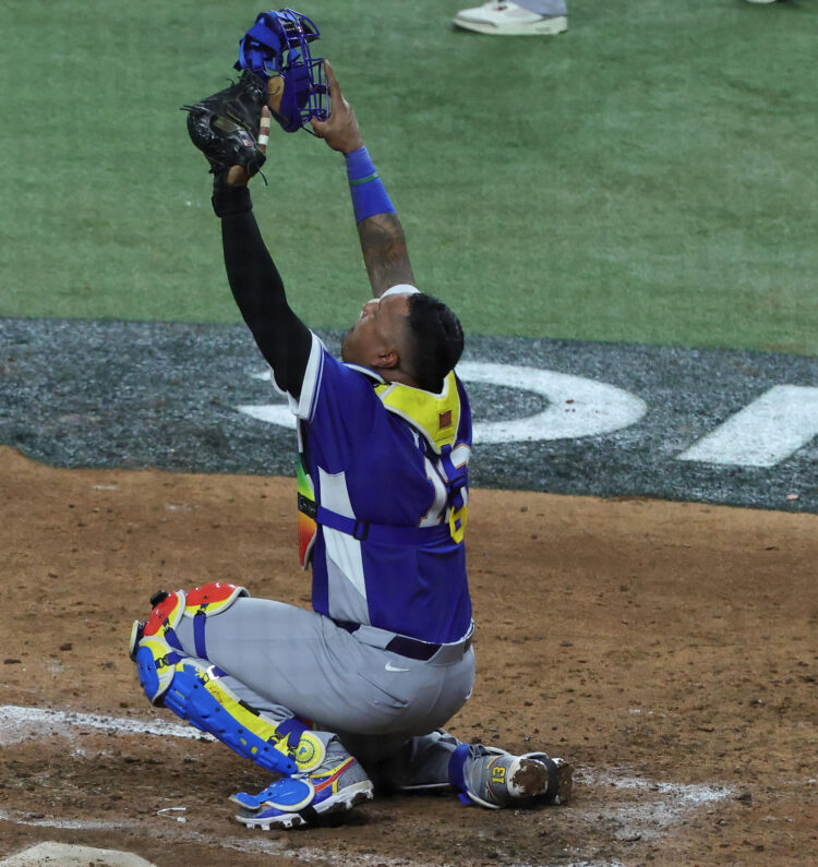 El receptor venezolano Salvador Pérez, afirmó este martes que ganar un título con su país va "más allá" de un campeonato de las Series Mundiales, como el que conquistó en 2015 con Kansas City. EFE/EPA/CRISTOBAL HERRERA-ULASHKEVICH
