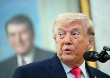 Trump bromea con que se presentará a las elecciones venezolanas contra Delcy Rodríguez