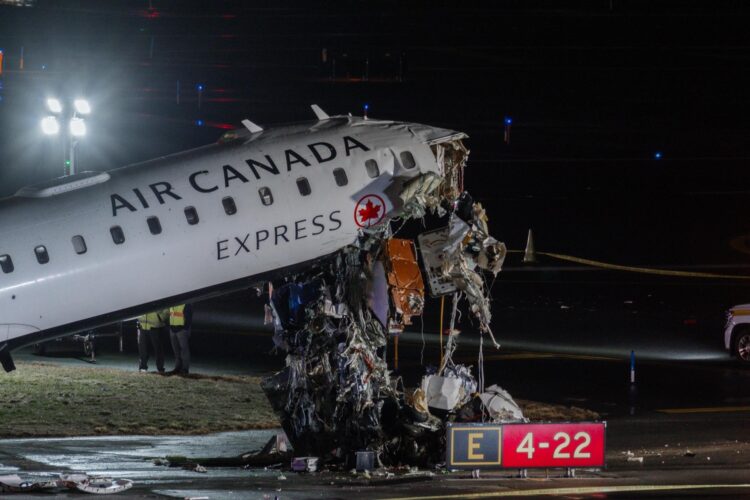Servicios de emergencia trabajando en el lugar del accidente de un avión de Air Canada en el aeropuerto internacional LaGuardia, en el distrito de Queens, Nueva York, EE.UU., 23 de marzo de 2026. El avión de Air Canada colisionó con un camión de bomberos del aeropuerto durante el aterrizaje. La Administración Federal de Aviación de EE.UU. (FAA) ha suspendido todos los despegues y aterrizajes en el aeropuerto. (Nueva York) EFE/EPA/OLGA FEDOROVA
