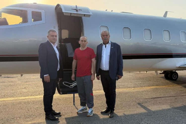 Fotografía tomada de la cuenta oficial en X de la Asociación del Fútbol Argentino (@afa) que muestra al prosecretario de la Asociación de Fútbol Argentino (AFA), Luciano Nakis (i); al gendarme argentino Nahuel Gallo (c), y al Secretario de Protocolo de la AFA, Fernando Isla Casares. EFE/ @afa