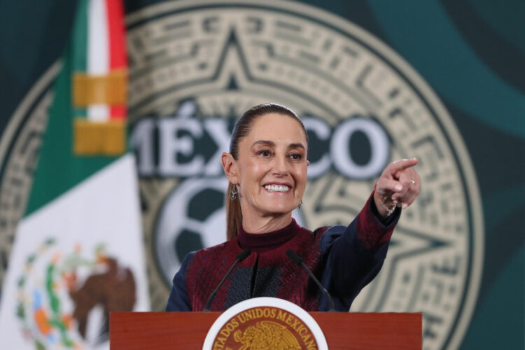 La presidenta de México, Claudia Sheinabum, habla durante una rueda de prensa este jueves en Palacio Nacional de la Ciudad de México (México). EFE/Mario Guzmán