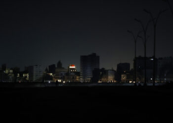 Cuba permanece sin electricidad casi en su totalidad tras su sexto apagón en año y medio