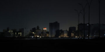 Cuba permanece sin electricidad casi en su totalidad tras su sexto apagón en año y medio