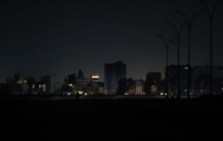 Una calle en La Habana a oscuras durante un apagón en La Habana, Cuba. EFE/Ernesto Mastrascusa